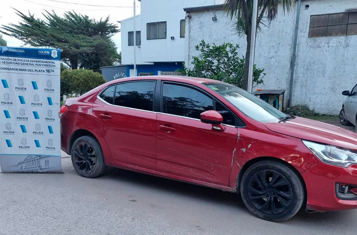 Detuvieron a dos sujetos con droga y en un auto robado hace dos años