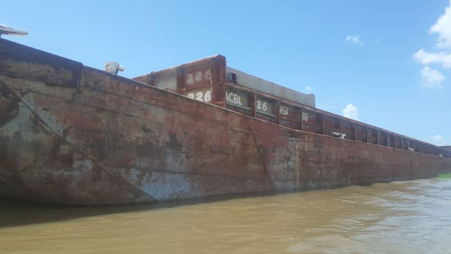 ¡DAÑO AMBIENTAL! Barcazas varadas contaminan el Orinoco: denuncian indígenas