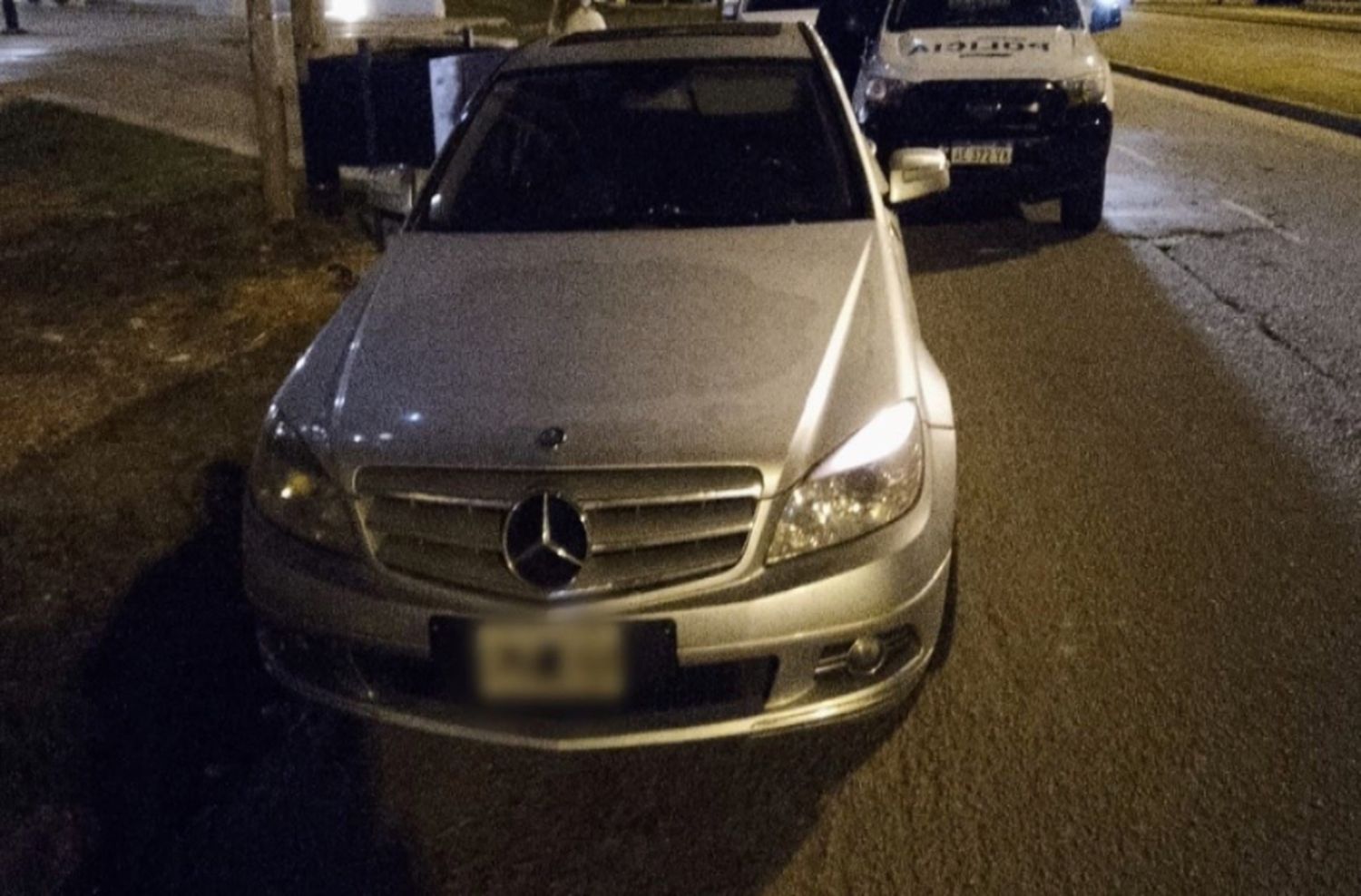 Tiene gustos caros: lo atrapan arriba de un Mercedes Benz
