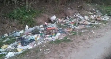 Basural en el camino