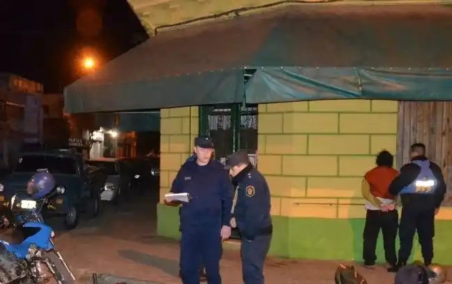 Escaparon contramano y en la huida chocaron contra una moto policial
