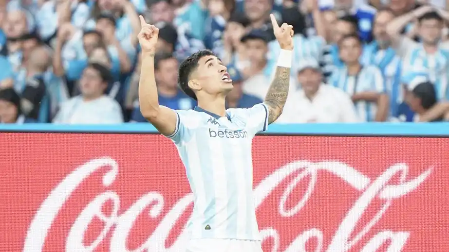 Racing le ganó sobre la hora a River por 3 a 2 y clasificó en el Cilindro de Avellaneda