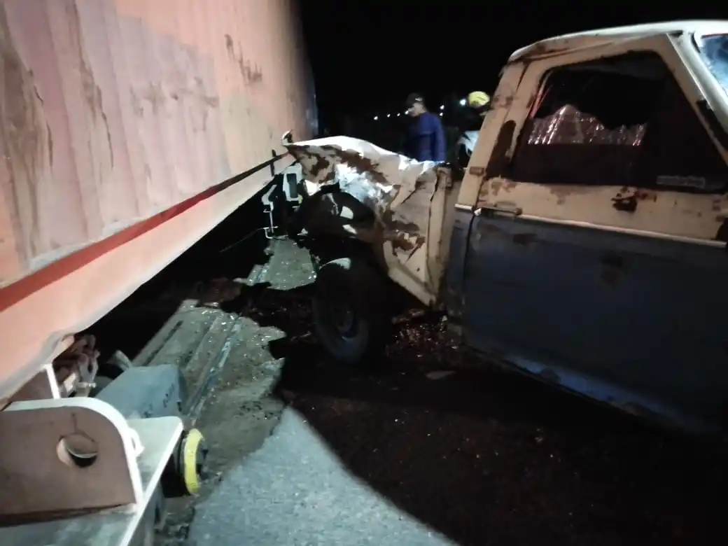 Carbó: tren colisionó una camioneta con ocho ocupantes