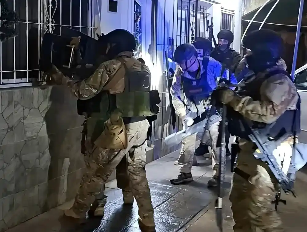 El líder contaba con colaboradores externos, entre ellos un proveedor radicado en Moreno y una integrante de la Policía de la Ciudad de Buenos Aires.