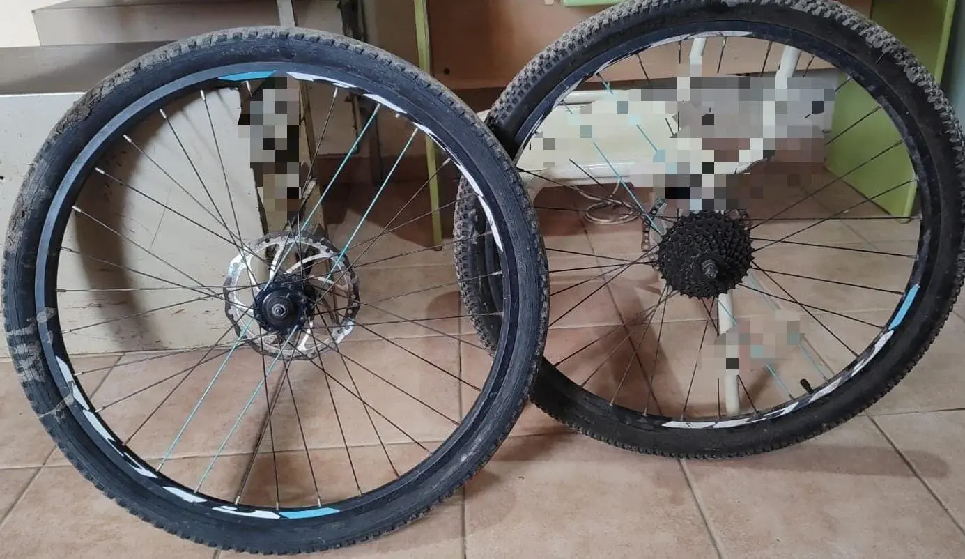Los atraparon paseando con dos ruedas de bicicleta: tres mayores de edad identificados