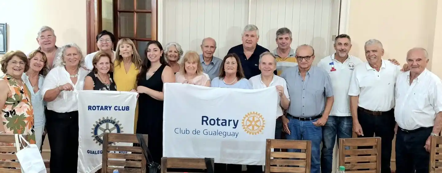 Numerosos miembros de Rotary Gualeguay agasajando a la pasante brasilera Marta Beltrame--