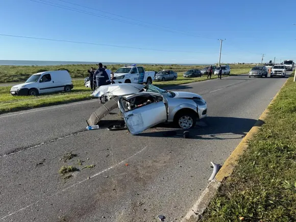 Impactante choque en la Ruta 11: un auto se partió en dos y murió una beba de 2 años en el ingreso a Mar del Plata