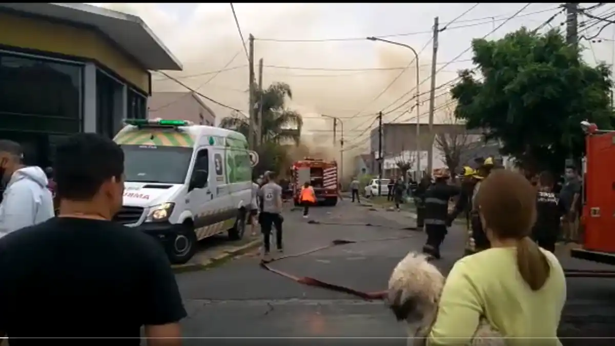 Incendio en Caseros: se prendió fuego un aserradero