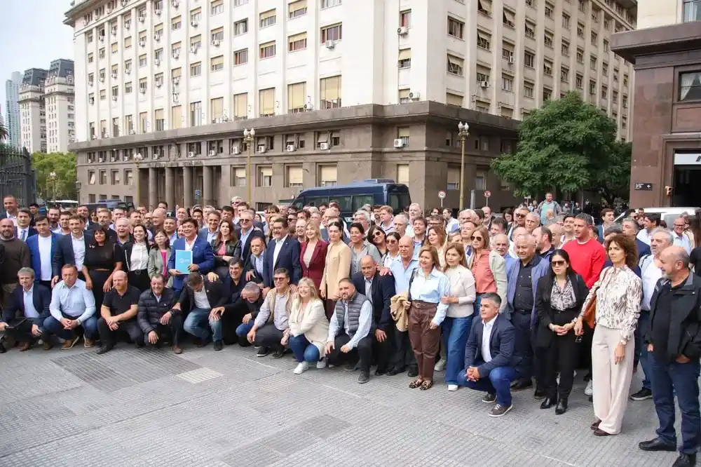 Los intendentes frente al Ministerio de Economía.