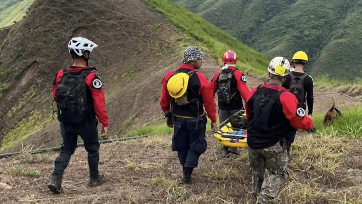 RESCATAN A tres personas de la tercera edad en tragedia de Las Tejerías