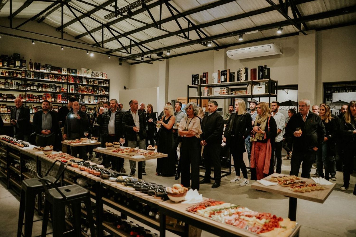Inauguró Cava 1220, un espacio novedoso para un público exigente