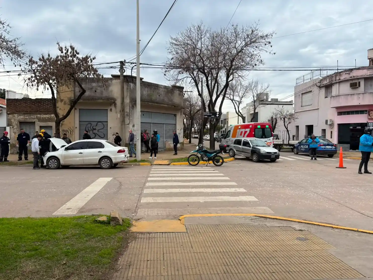 Uno de los vehículos terminó sobre la vereda.