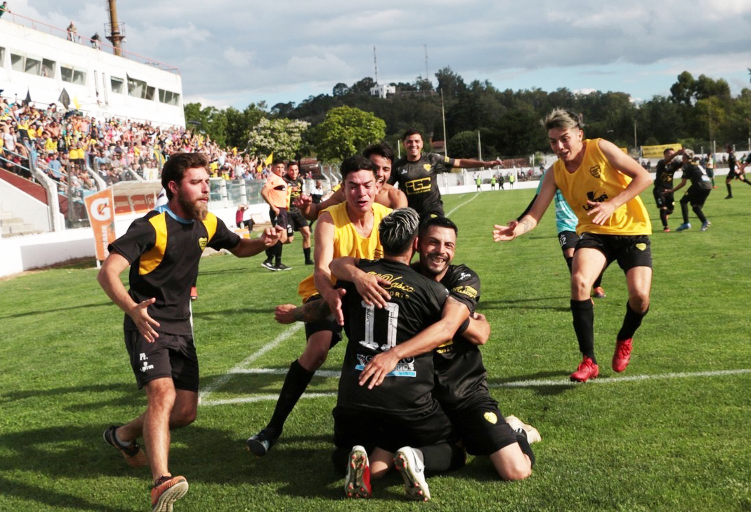 FOTO BRUNO VELOZ Rossi ya puso el 2-2 y festeja todo Defensores del Cerro.