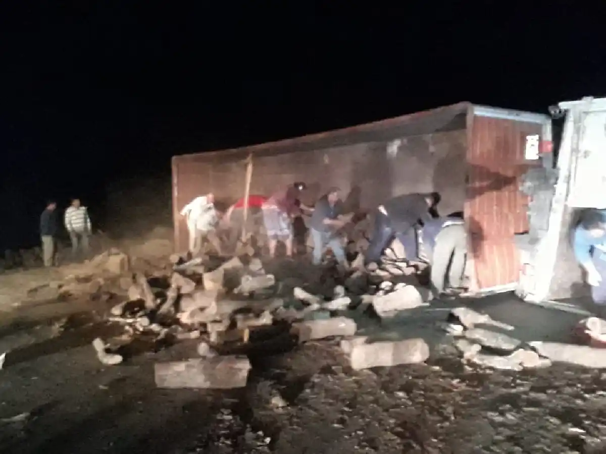 Volcó un camión a la altura de Luxardo y su conductor resultó con heridas leves