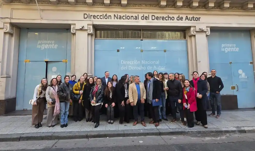 El viaje tuvo una agenda presencial de actividades académicas que incluyó visitas a organismos nacionales y una conferencia especializada.