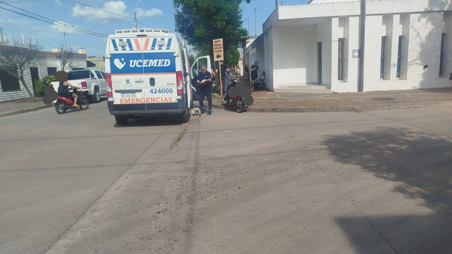 Choque entre una moto y una camioneta dejó dos jóvenes con heridas
