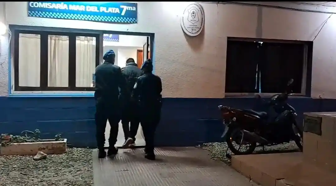 El individuo circulaba en una moto sin documentación