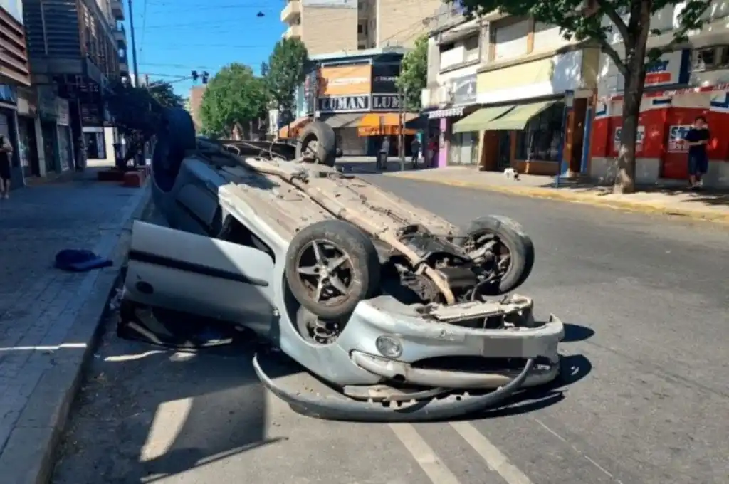 Noche de festejo descontrolado en Rosario: volcaron el auto y lo dejaron abandonado