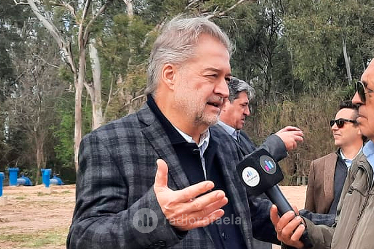 Otras voces: "Nos han mentido mucho, tuvo que venir un gobernador de Rafaela para concretar la obra"