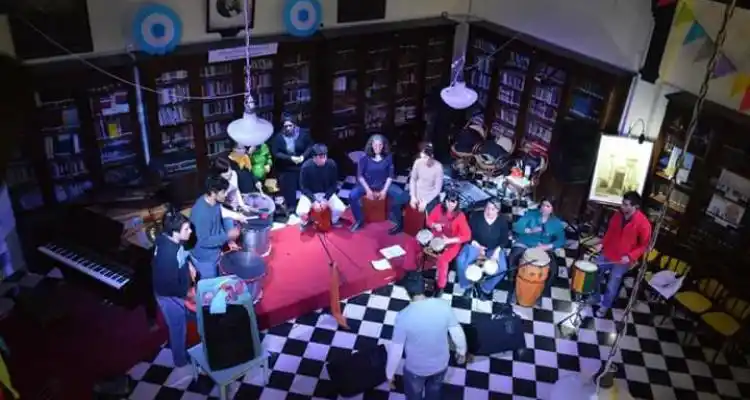 Una fiesta sin fronteras en la Sala Cuarta Pared