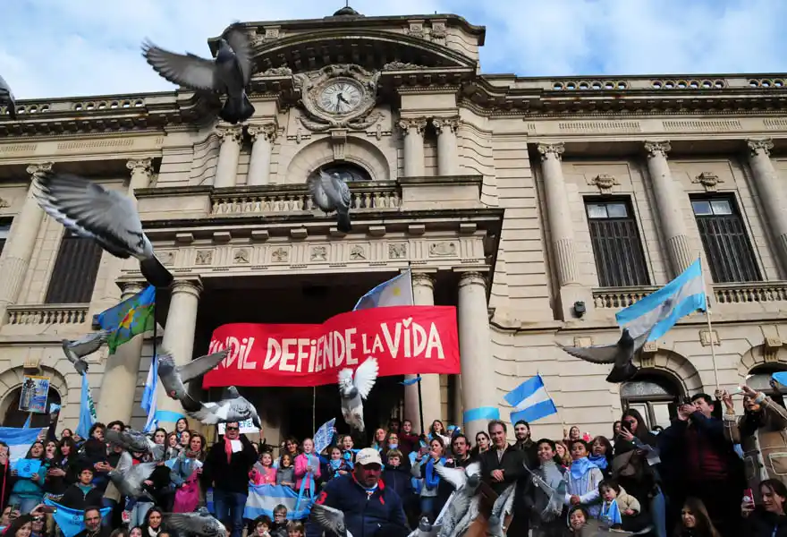  Un importante grupo de personas salió a la calle a defender “las dos vidas” 