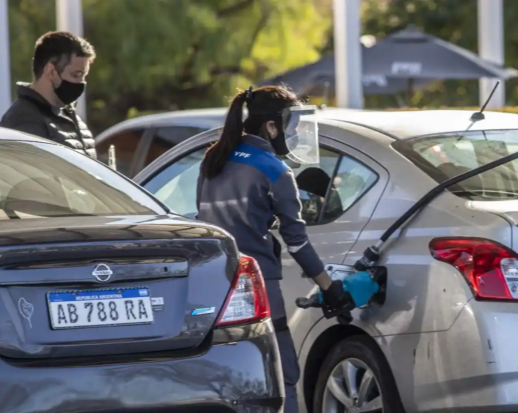 Las petroleras aumentaron los precios de los combustibles más del tres ciento