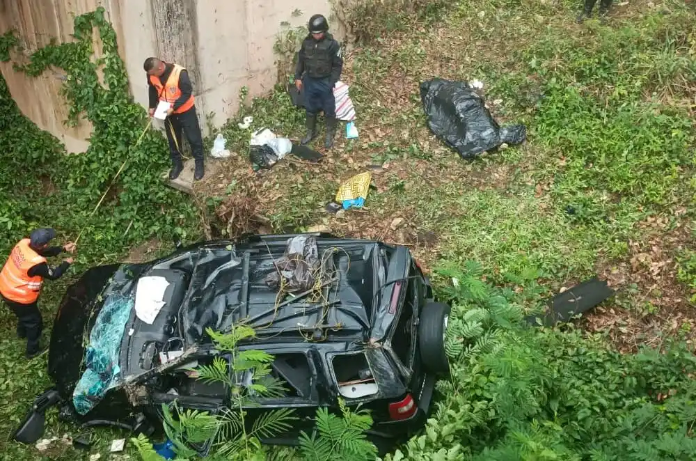 ¡TERRIBLE ACCIDENTE EN ANZOÁTEGUI! Un carro cayó por un puente y dejó una fallecida y cinco heridos