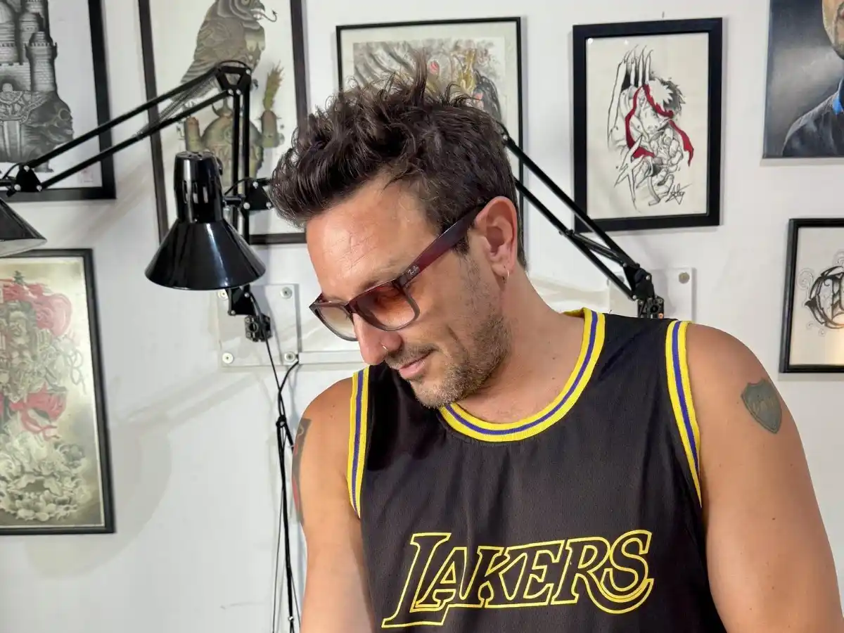 El cantante de NTVG se tatuó un pañuelo de las Madres de Plaza de Mayo