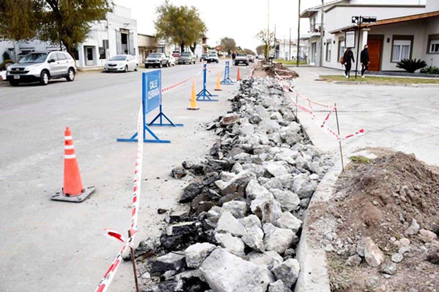 San Cayetano: reparación de cordones en avenida de acceso
