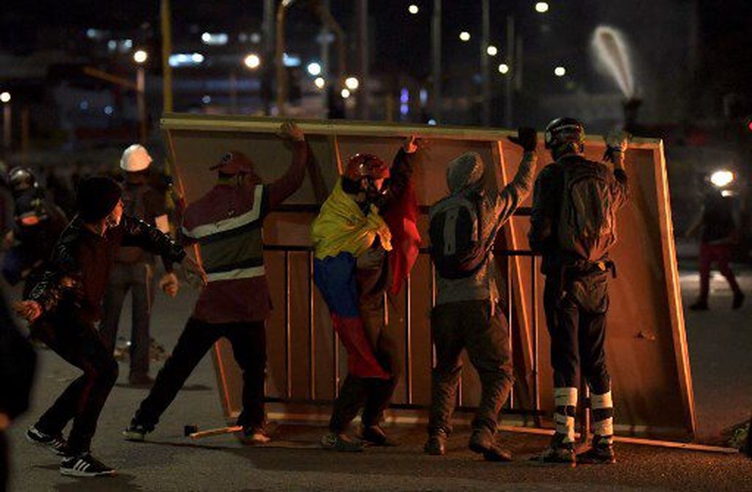 Tres muertos en una semana en Bogotá: Prohíben protestas en portales Américas y  Suba
