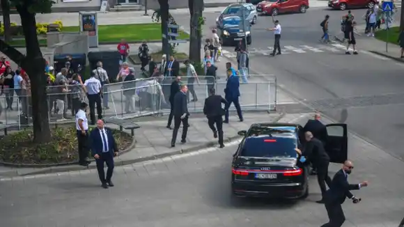 Primer ministro eslovaco en estado crítico, tras ser baleado luego de reunión de gabinete