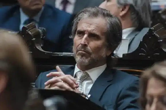 Bertie Benegas Lynch asume la presidencia de Presupuesto en reemplazo de José Luis Espert y empieza la pelea