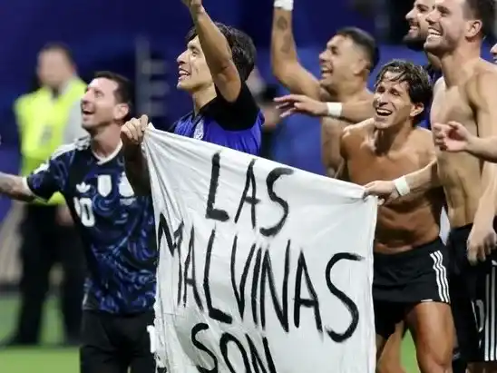 Licha Martínez, sosteniendo al bandera de "Las Malvinas son Argentinas" ante la hinchada presente en Atlanta .Foto:Reuters