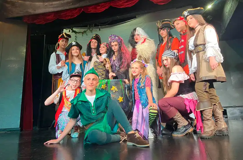 Semana Santa también se vive en calle Rivadavia con humor, infantiles y mediumnidad