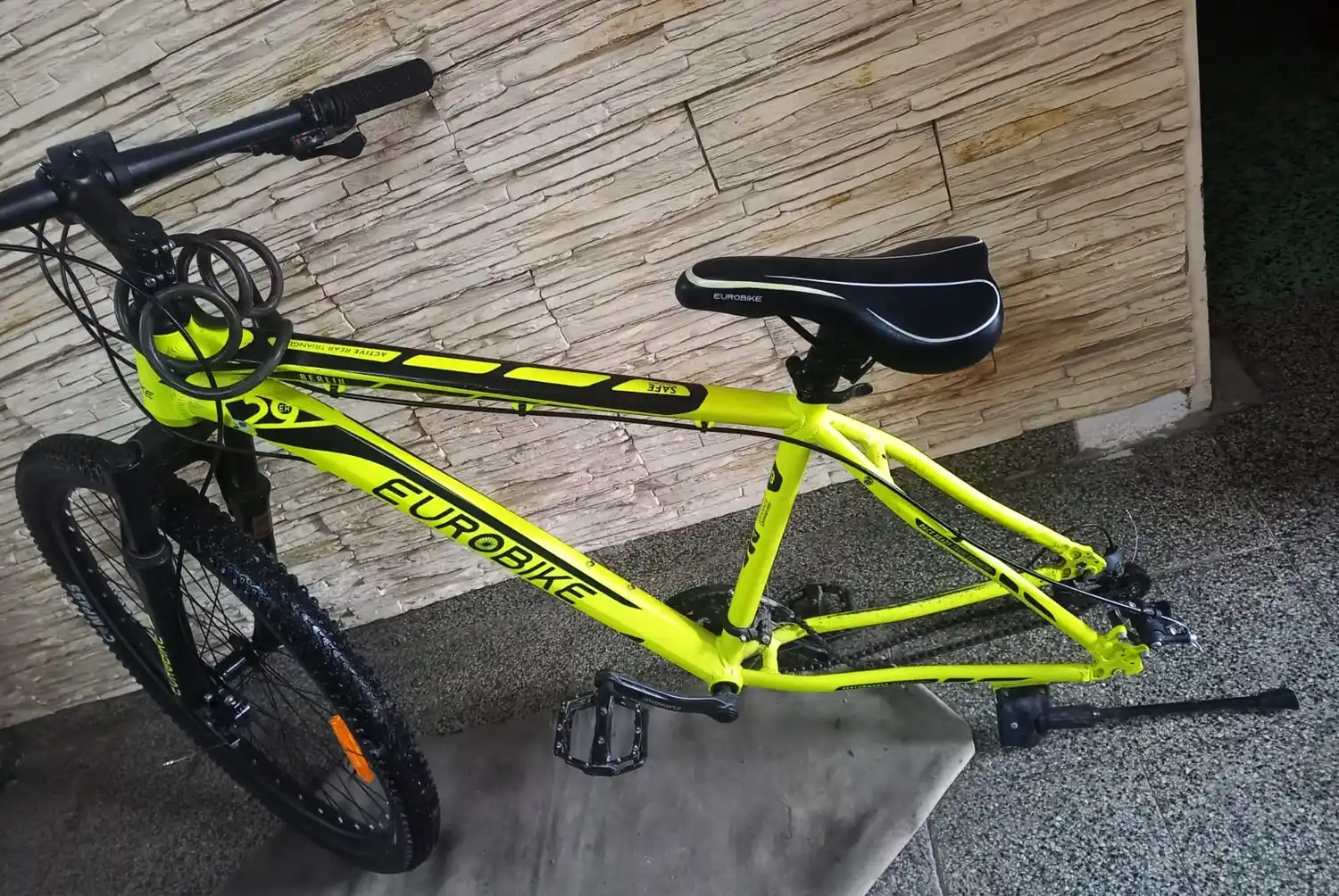 Le robaron la rueda de la bici en la puerta de la escuela