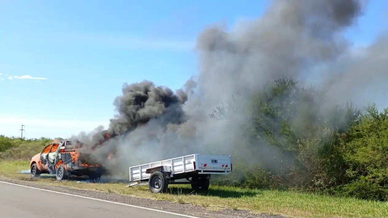 Una camioneta se incendió por completo en la Ruta 20