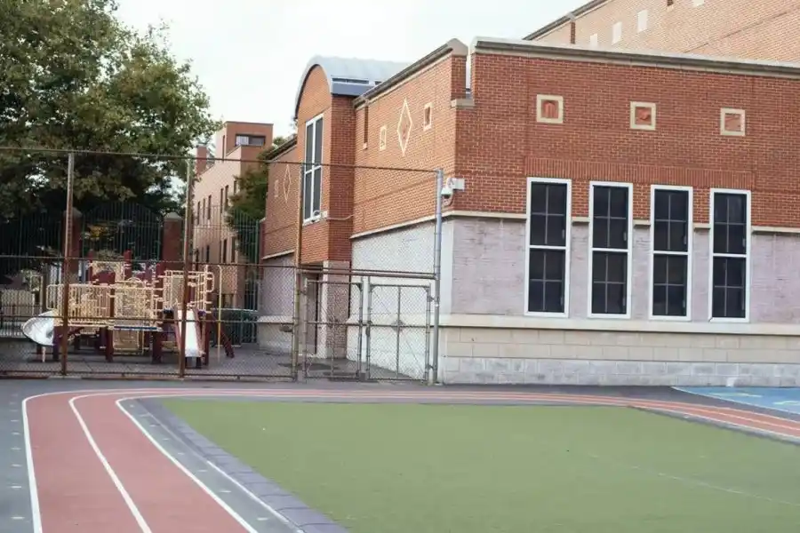Dos nenes confundieron un preservativo usado con un globo y fueron internados de urgencia