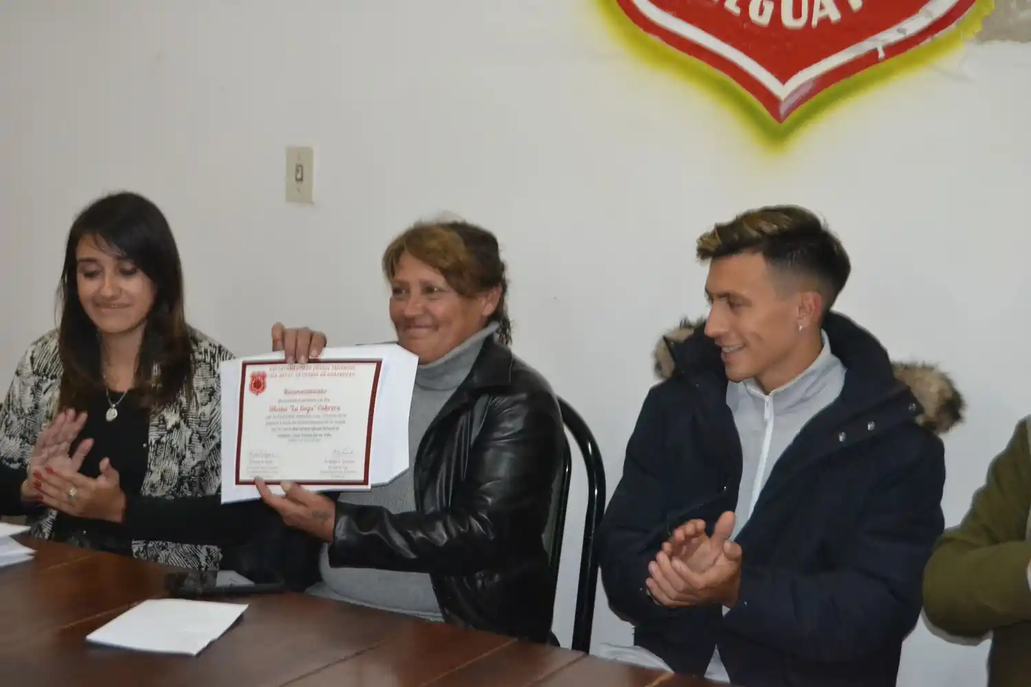 Silvina Cabrera exhibiendo el recordatorio que le entregó la doctora Keila Nazar en nombre de la Liga Departamental. Se la vió muy emocionada a "La Gogo" y más con la presencia de su hijo Lisandro Martínez.
