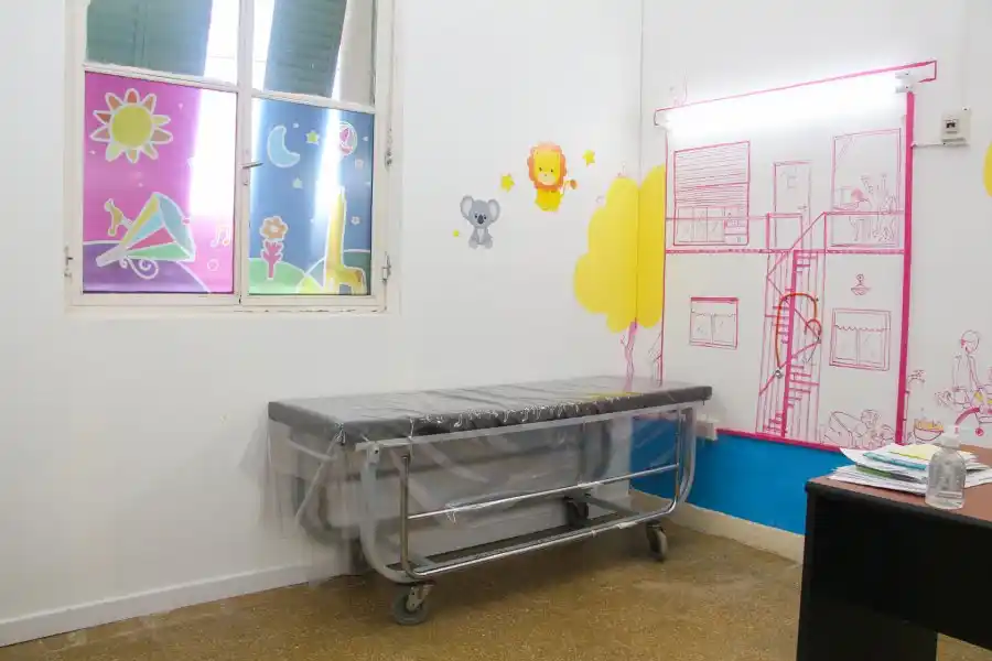 Reconocido artista de la ciudad trabajó en los consultorios de Pediatría del Hospital