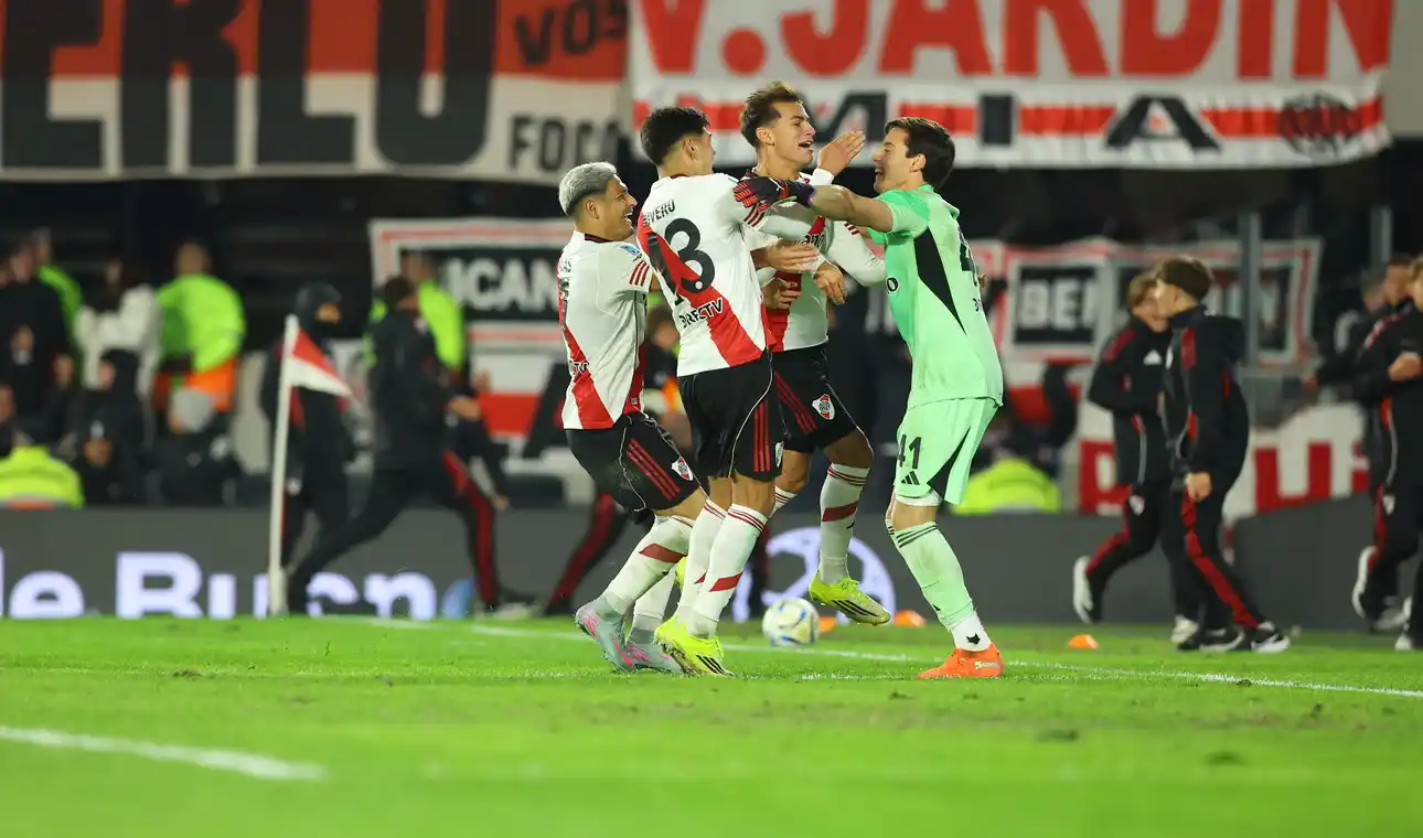 El festejo de los jugadores de River tras la tanda de penales que los clasifica a cuartos de final (Olé)