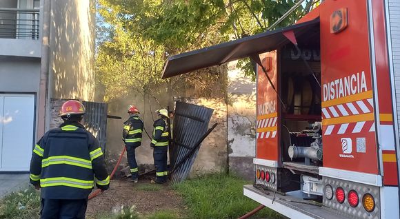 Bomberos acudieron a un incendio en el patio de un a casa en Rivadavia al 1300