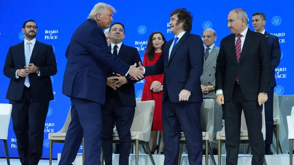 El presidente estadounidense Donald Trump estrecha la mano de Javier Milei, presidente de Argentina, durante la reunión anual del Foro Económico Mundial en Davos.