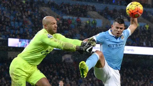 El City de Agüero empató ante Everton y no pudo llegar a la punta
