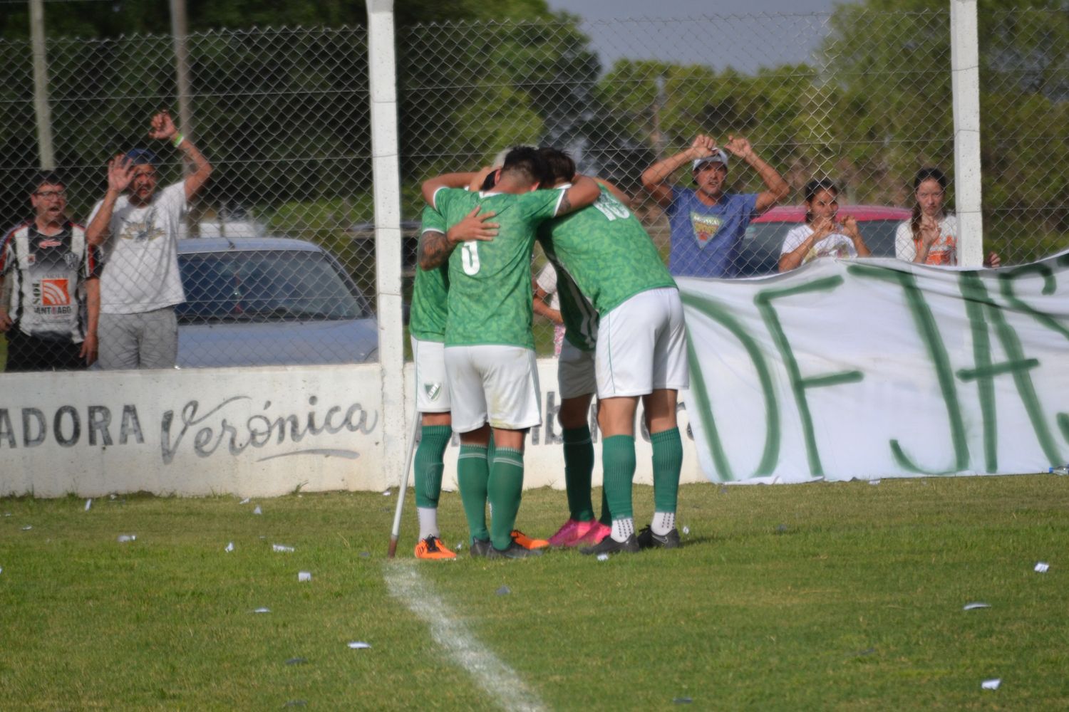 Abrazo de gol. Facundo Urquiza marcó el 2 a 0 para Juventud. Foto: Graciela Durand