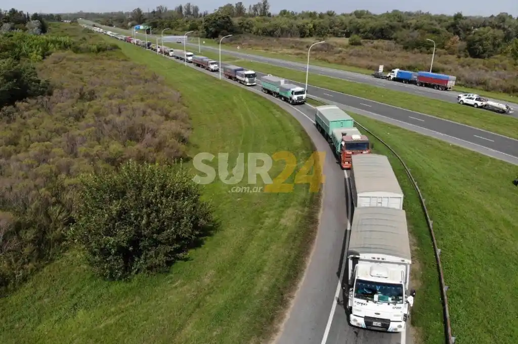Masiva llegada de camiones a los puertos del Gran Rosario