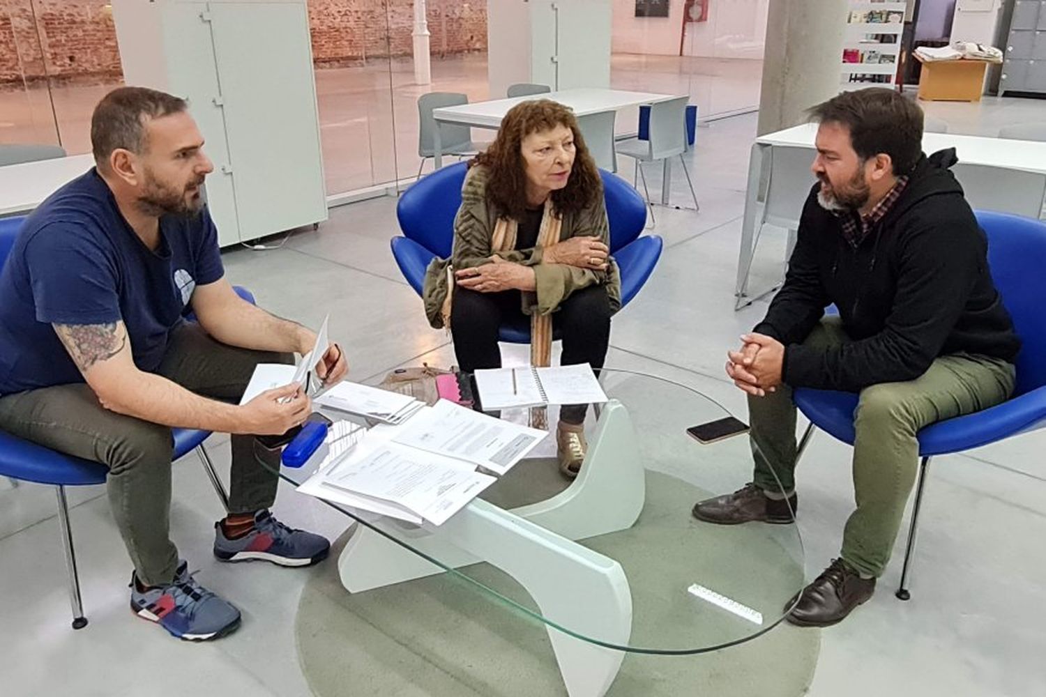 El secretario de Cultura, Claudio Stepffer, la presidenta de Escritores Rafaelinos Agrupados (ERA), Susana Merke, y Mauro Gentinetti, por la Secretaría de Educación.