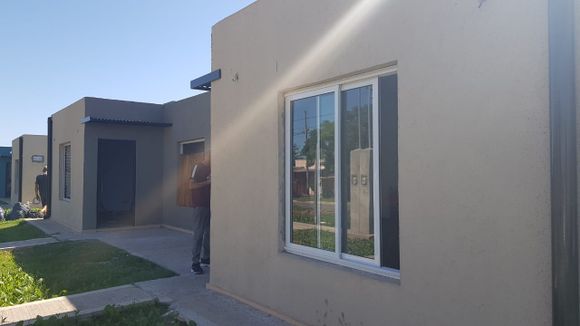84 viviendas: comenzaron a colocar ventanas y hubo polémica porque "no hay para todos"