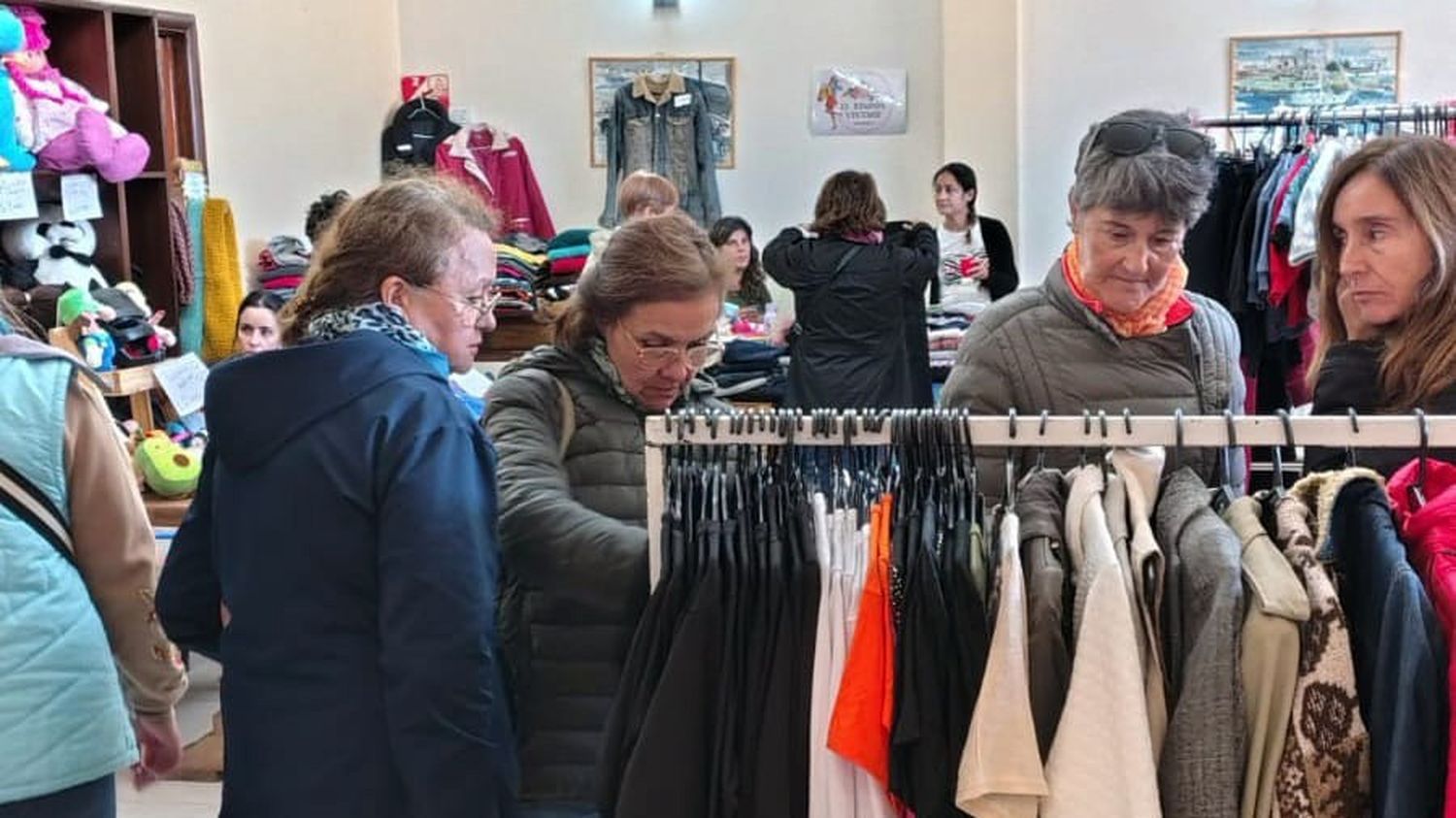 Variedad. De prendas y objetos conforman la feria de mañana