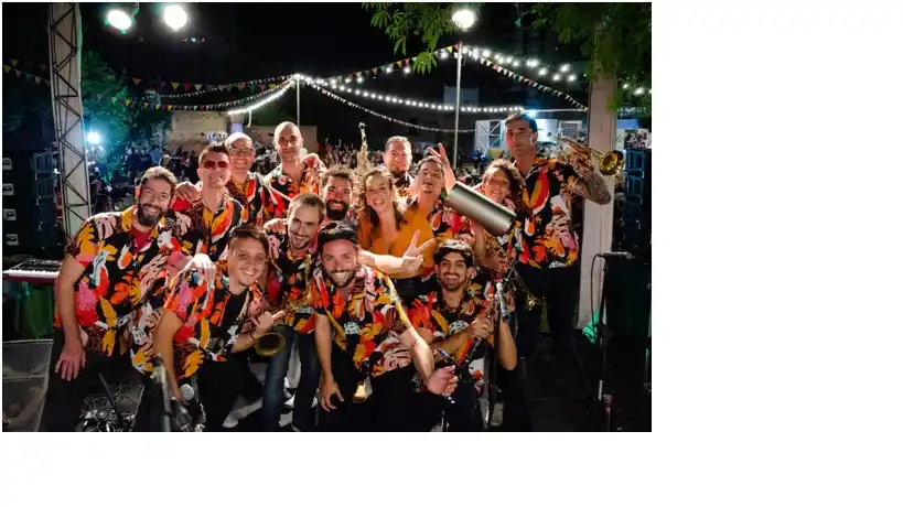 Vieja Minga, una banda de cumbia, caracterizada por el color y la alegría