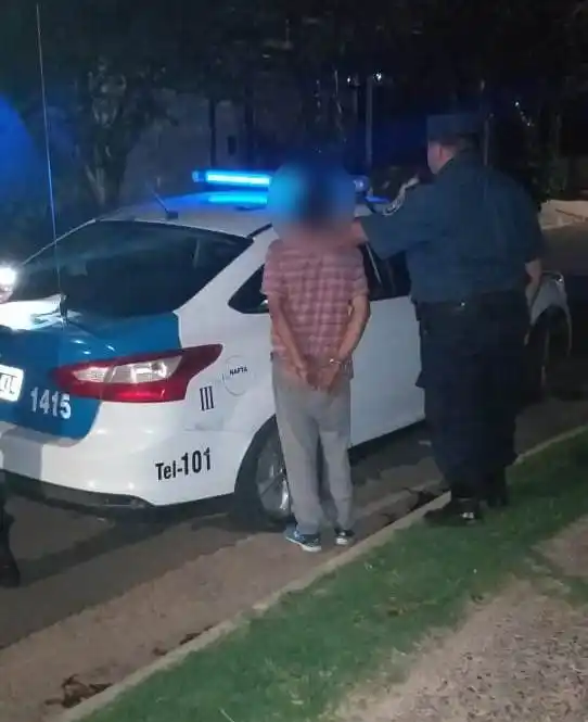 Aprehenden a un joven que llevaba una cartera de mujer